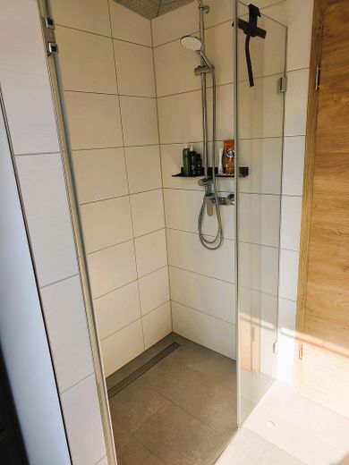 Abitare in modo personalizzato nella tranquillità rurale: di alto livello ed efficiente dal punto di vista energetico! – bodengleiche Glas-Dusche