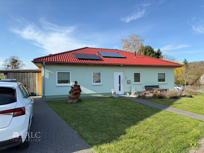 RESERVIERT***Atzenhausen - Wohnen auf einer Ebene: Neuwertiger Bungalow auf üppigem Grundstück*** – Außenansicht