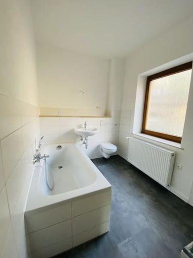 2-Zimmer mit neuem Laminat, neuem Bad mit Wanne und Dusche und in zentraler Lage! – IMG_9983