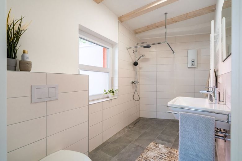 SANIERTES WOHN-ENSEMBLE IN BREISACH: 4 EINHEITEN MIT NEUEM NEBENGEBÄUDE &amp; PANORAMABLICK – Neues Bad