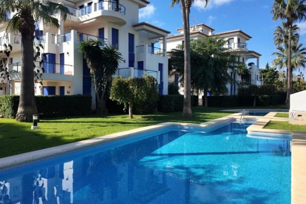 Exklusive Wohnung mit 2 Schlafzimmern und 2 Bädern in wunderschöner Wohnanlage nur 200 m vom Strand