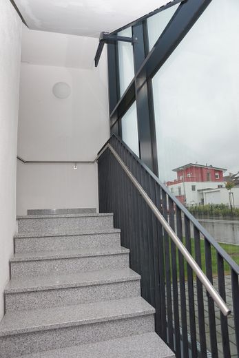 Markdorf’ta Alpler manzaralı, asansörlü ve küçük bir konut kompleksinde güneş alan 2,5 odalı çatı katı dairesi – Fotoğraf 4