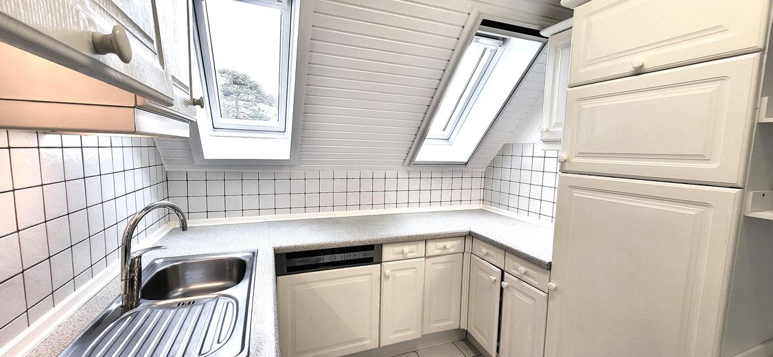 Große sonnige Dachgeschosswohnung -  Ruhige Villenlage - Südloggia - ca. 20 Min. zum Hauptbahnhof – Einbauküche - Arbeitsbereich