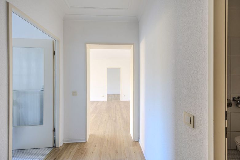 Attraktives Rahlstedt: Balkon miot 2-Zimmer Wohnung mit Tiefgaragenplatz kutzfristig verfügbar. – Flur