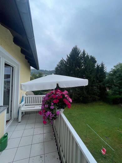 Coburg'da merkeze yakın konumda, ankastre mutfaklı, parkeli ve balkonlu güzel 3 odalı daire – Balkon