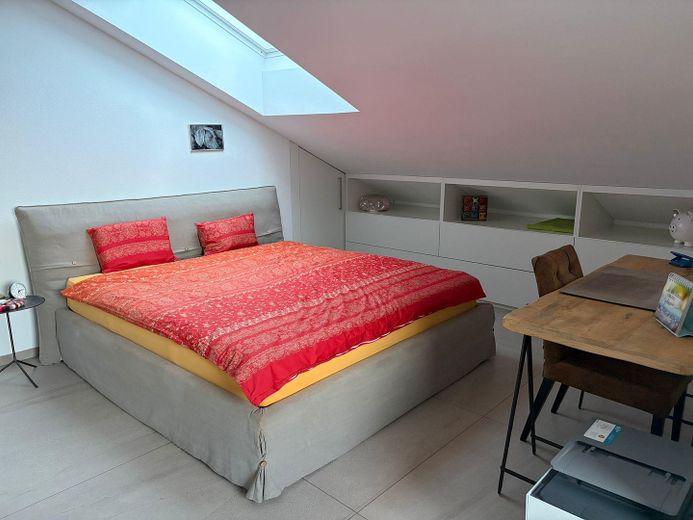 Appartamento mansardato in posizione premium con vista panoramica – Schlafzimmer