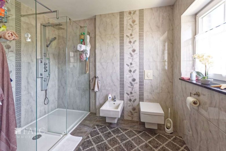 Familienidylle mit Stil: Großzügiges Einfamilienhaus mit Sauna, Garten &amp; hochwertiger Ausstattung – Badezimmer