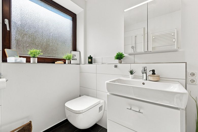 Emménagez immédiatement et sentez-vous chez vous – appartement de deux pièces avec cuisine et salle de bains, fraîchement rénové, à 26123 Oldenburg-Donnerschwee – Badezimmer