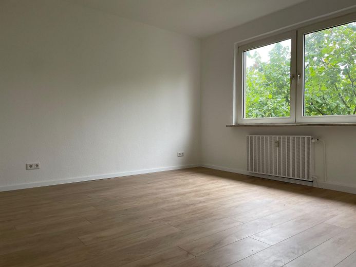 Neu sanierte 2-Zimmer-Wohnung mit Balkon in Oberhausen – Zimmer 2