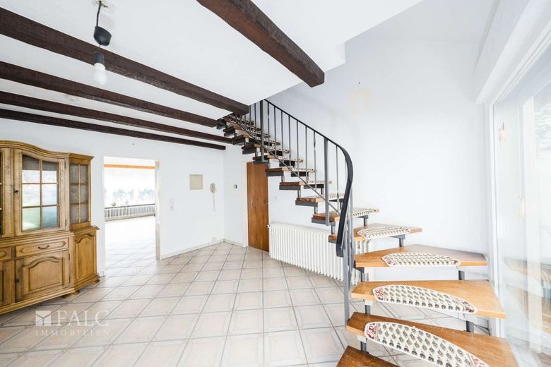 Attraktives Wohnhaus mit Balkon und vielseitigem Nutzungspotenzial in Zentraler Lage von Enzberg – Diele
