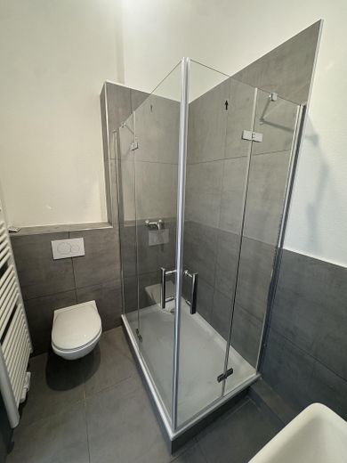 *Erstbezug* Kernsanierte 3-Zimmer Altbau Wohnung auf der Bergerstraße mit EBK und Balkon – Badezimmer mit Dusche 