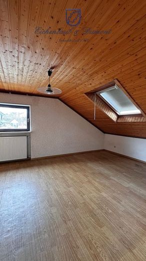 Großzügiges 1-FH + ELW, freistehend mit 2 Garagen, Kamin + Wintergarten – Zimmer 1 DG