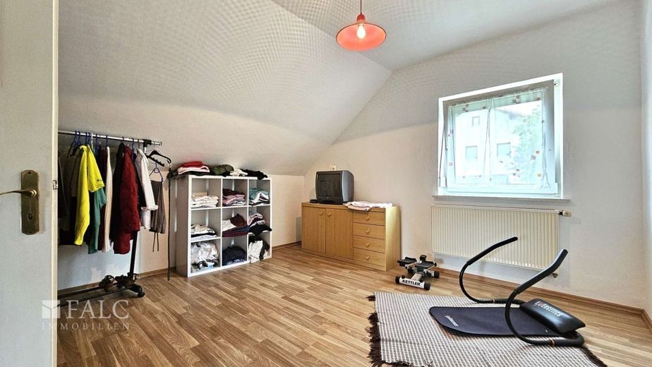 Einfamilienhaus mit viel Potenzial und großzügigem Außenbereich – Zimmer