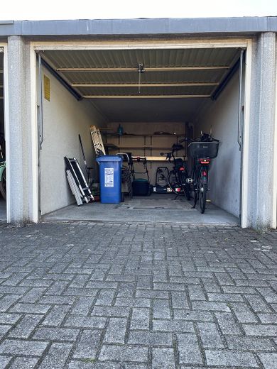 Dużo miejsca dla rodziny – w pełni podpiwniczony dom szeregowy o powierzchni mieszkalnej 146 m² – Garage