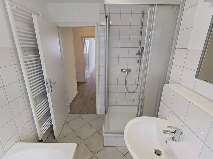 Perfekt für Paare oder eine kleine Familie: Gemütliche 3-Zimmer-Wohnung mit BALKON – Ansicht II: Bad