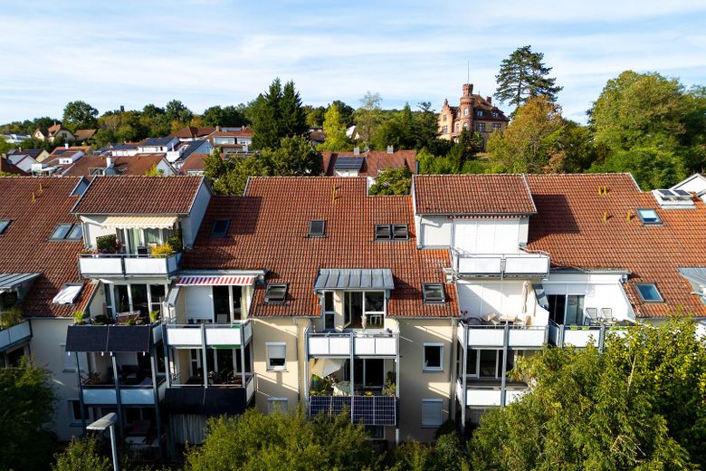 Bezugsfertige 2-Zimmerwohnung inkl. Tiefgaragen Stellplatz – Blick auf den Balkon