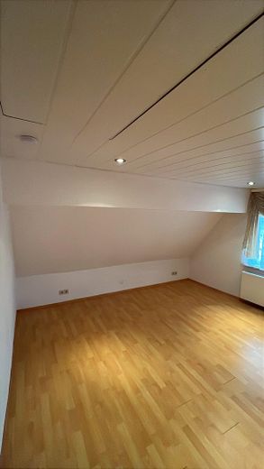 Großzügige teilmöblierte 4-Zimmerwohnung mit Balkon & EBK – Schlafzimmer1_andere_Sicht