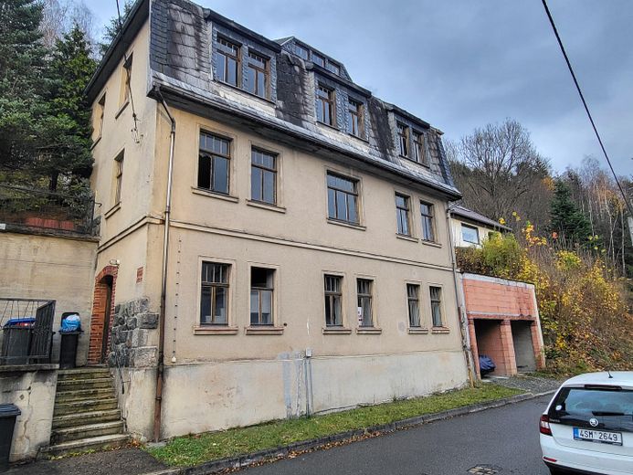 entkerntes Haus mit Garagen