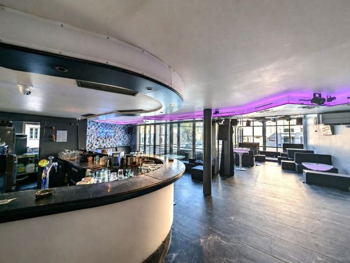 WIE IN HET GLASHOUSE ZIT, MOET HARDER DRAAIEN – Foto 1