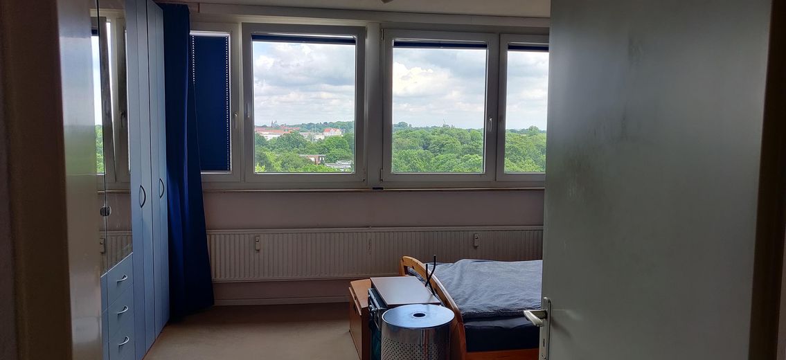 Hannover Teraslı Evinde 3 Kat Üzerine Yayılmış Muhteşem 4 Odalı Daire – Fensterfront Arbeits-/Kinderz.