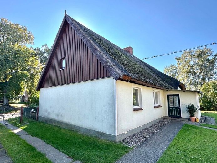 HORN IMMOBILIEN ++ charmantes Reetdachhaus mit Nebengebäude und schönem Grundstück – Giebel