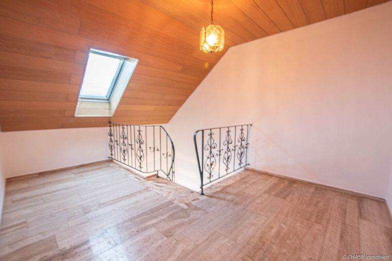 Hochwertiges Architekten-Ein-/Zweifamilienhaus mit Garten und Garagen - TOP-Wohnen in Rollshausen! – Flur Dachgeschoss