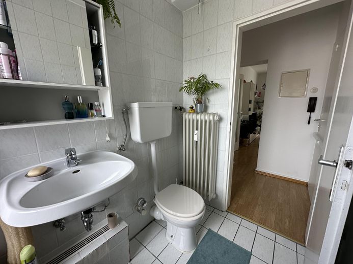 Centralne mieszkanie 2-pokojowe w frankfurckim Ostend z balkonem i EBK – Foto 13