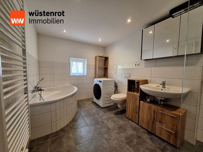 Charmantes Reihenmittelhaus mit schönem Garten in zentraler Wohnlage von Zschornewitz – Badezimmer mit Blick zur Badewanne und Waschmaschinenanschluss