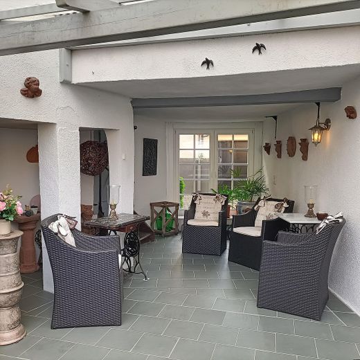 Teilüberdachter Innenhof