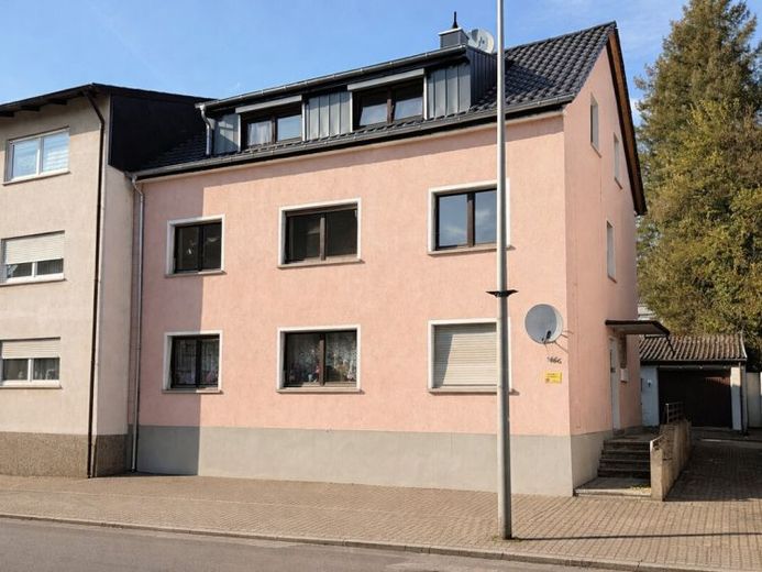 Mehrfamilienhaus mit 4 Wohneinheiten, Garten, Garagen und Stellplätzen – Foto 1