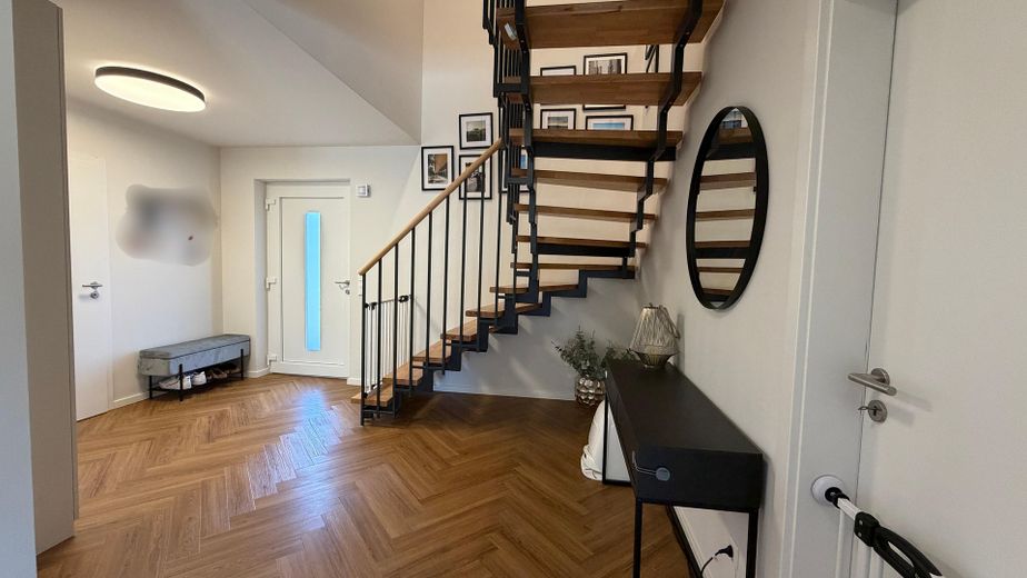 Yeni değerinde masif yapı ev (A+) – ısı pompası, tasarım mutfak ve Wallbox ile, Kulmbach – Flur