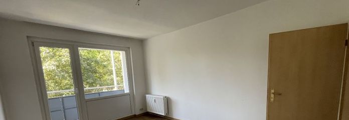 Mit Einbauküche! 4-Zimmer-Wohnung mit Balkon sucht Nachmieter!