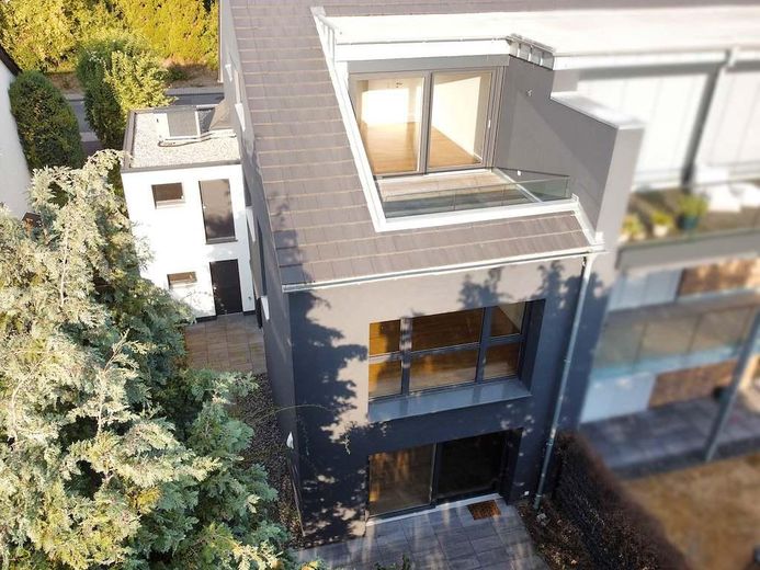 Attraktive Maisonettewohnung mit Haus-im-Haus-Charakter, Dachloggia, Garage – Maisonette - Außenansicht