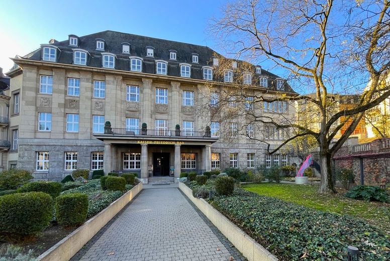 Wiesbaden: Perfekte 2 Zi-Kapitalanlage! Herrschaftliches Wohnen i. d. Kaiser-Friedrich-Residenz! – Außenansicht