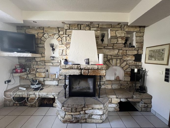 Encantador y espacioso piso de 3 habitaciones con chimenea y entrada independiente en Kirchardt – Wohnzimmer Kamin