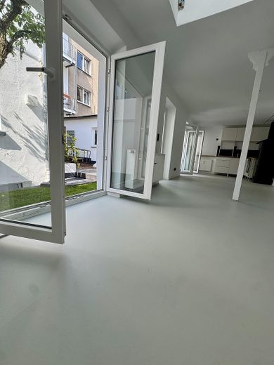 Exklusives Hinterhof-Loft mit Garten, Terrasse & Galerie | Erstbezug | Flingern – Offener Wohn-/Essbereich