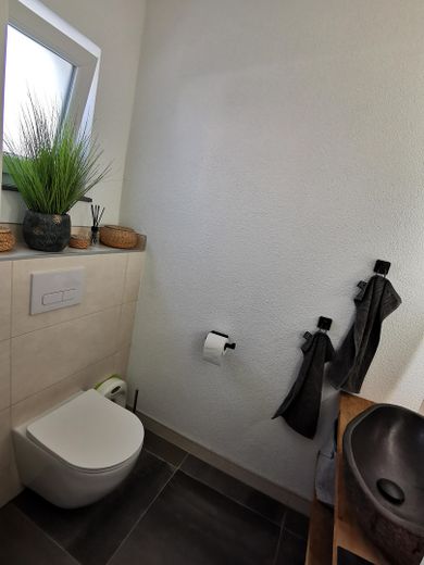 Moderna casa a schiera d’angolo con impianto fotovoltaico, pompa di calore e smart home a Flein – Photo 5