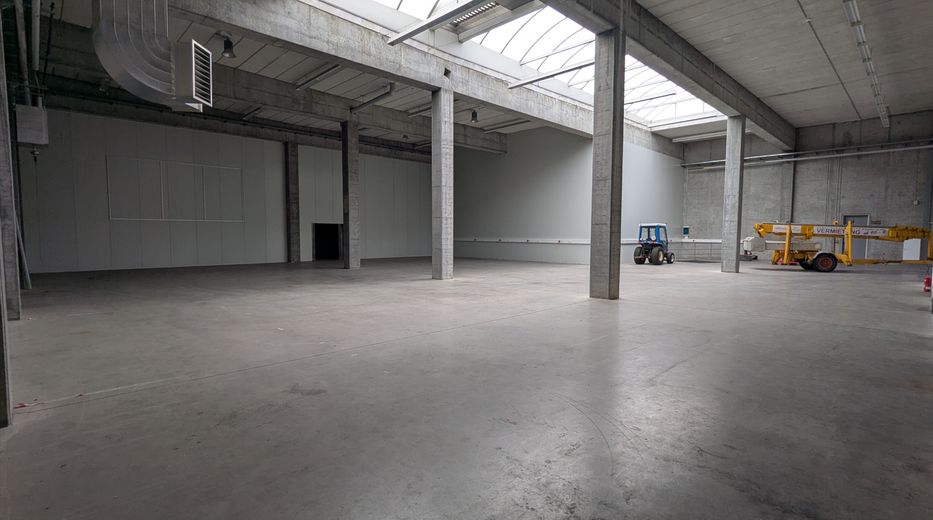 Magazzino, produzione, ufficio/locali sociali 750m² + 206m², area esterna >5000m² (opzione + lavorazione CNC circa 400m²) – Foto 3