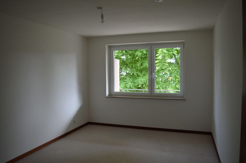 2,5 Zimmer, gut belichtet mit Balkon – Schlafzimmer