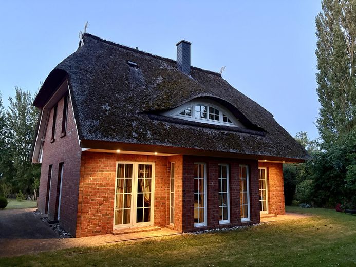 provisionsfrei: Reetdachhaus auf Traumgrundstück mit Meernähe & Ferienhaus-Potenzial – Südrügen – Ansicht Haus