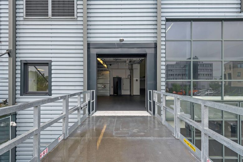Moderne Halle ideal für Werkstatt oder Fahrzeugstellplätze – Einfahrt über Hebebühne