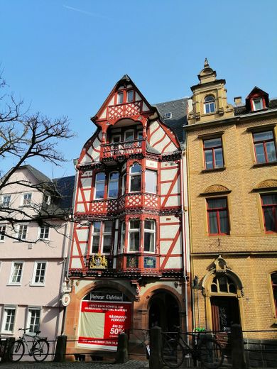 Exklusive 1-Zimmer-Wohnung mit Einbauküche und Balkon – Außenansicht