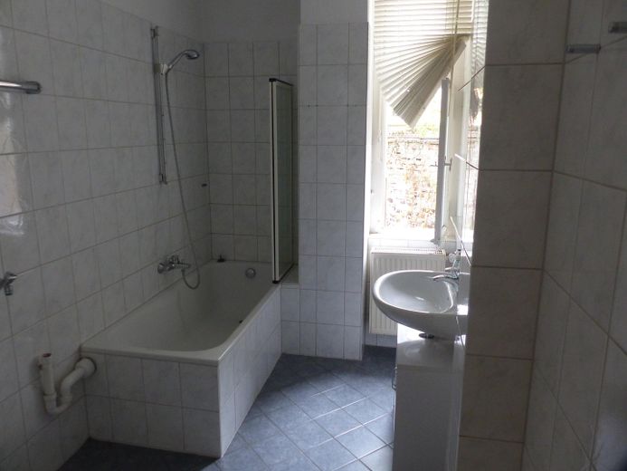 स्मारक-संरक्षित भवन में उज्ज्वल अपार्टमेंट – Tageslichtbad mit Badewanne