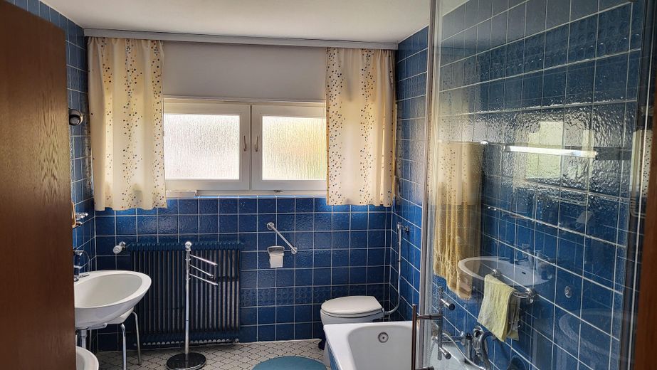 Bad mit Badewanne im OG
