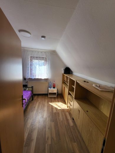 Günstiges, gepflegtes freistehendes Einfamilienhaus mit EBK in Kirchzell (Odw.) – Schalfzimmer3