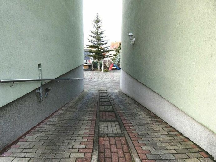 Frisch sanierte Wohnung mit effizientem Grundriss – Zufahrt zum Grundstück