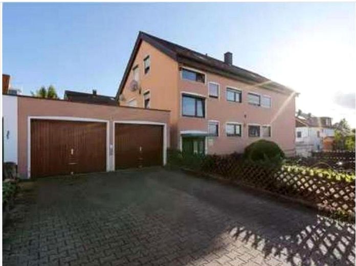 125 m² w Leo.-Warmbronn: 4,5 pokoju, balkon od południa, garaż i miejsce parkingowe – bez prowizji – Außenansicht mit Garage