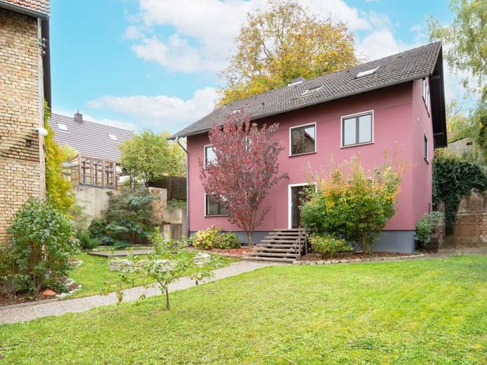 Viel Platz, viele Möglichkeiten: 2 Familienhaus mit großem Gartenparadies – Foto 1