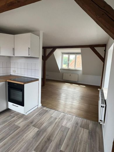 Helle und charmante 2-Zimmer-Wohnung in Perdöhl – Küche Richtung Wohnzimmer