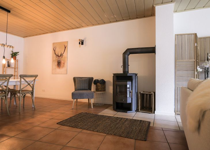 Casa unifamiliare ristrutturata con 2 garage enormi e innumerevoli possibilità di sviluppo – Foto 2